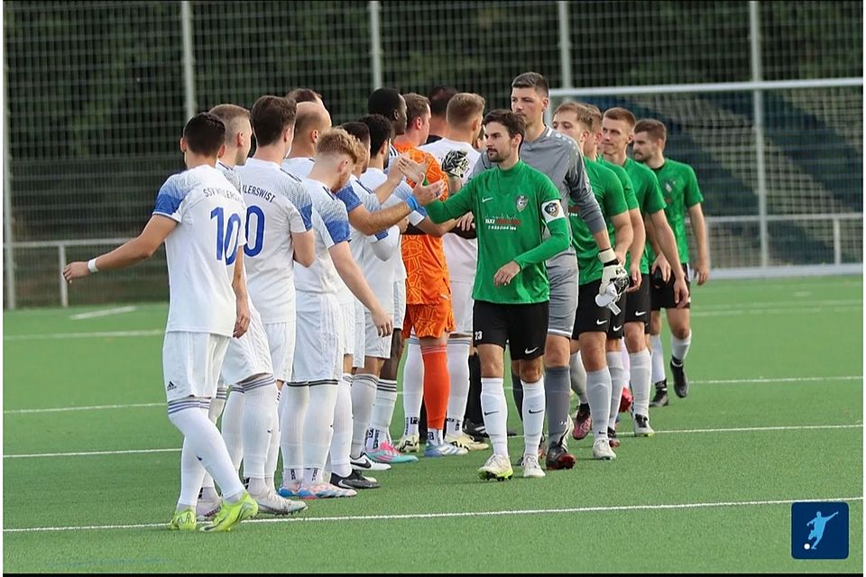 Begrüßung beider Mannschaften im Hinrundenspiel in Weilerswist Endstand 1:1 