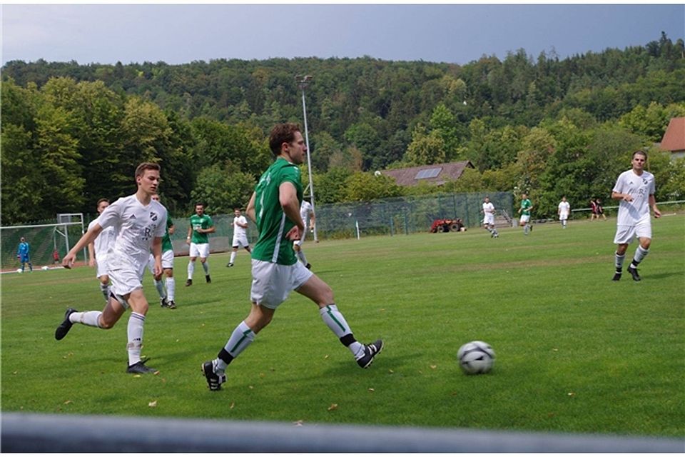 Der FC Teugn (weiß) ist Erster in der A-Klasse Kelheim. Die Sportfreunde Essing (grün) sind dicht dahinter. Foto: Lea Hruschka
