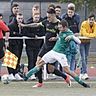 Marco Streker (hinten, in Schwarz für Oppenheim gegen den VfR Nierstein) wechselte 18/19 von der TSG Pfeddersheim als Spielertrainer zum FSV Oppenheim. Nun kehrt er zurück ins Uwe-Becker-Stadion.