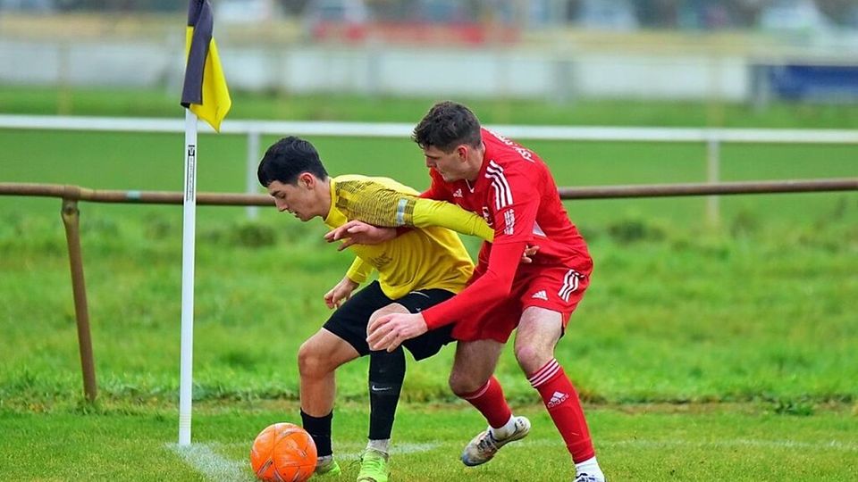 Danil Nuriiev vom FV Herbolzheim schirmt an der Eckfahne erfolgreich den Ball gegen den Stegener Philipp Rombach ab. Die Galurastädter gewinnen gegen insgesamt enttäuschende Gäste mit 2:0. 