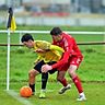 Danil Nuriiev vom FV Herbolzheim schirmt an der Eckfahne erfolgreich den Ball gegen den Stegener Philipp Rombach ab. Die Galurastädter gewinnen gegen insgesamt enttäuschende Gäste mit 2:0. 