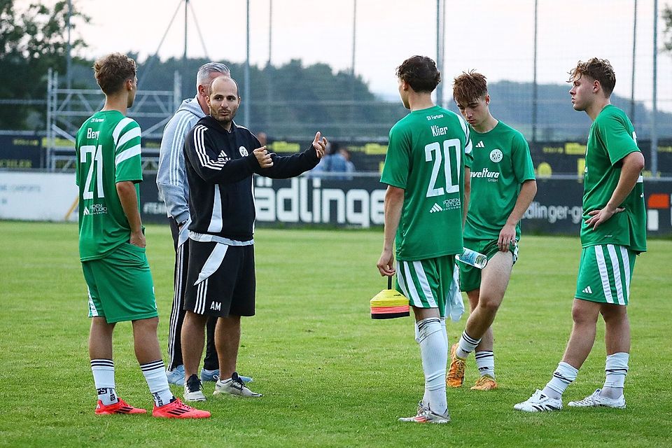 Fortuna Regensburgs Trainer Arber Morina (schwarzer Pulli) wünscht sich mehr defensive Stabilität als in den vergangenen Testspielen.