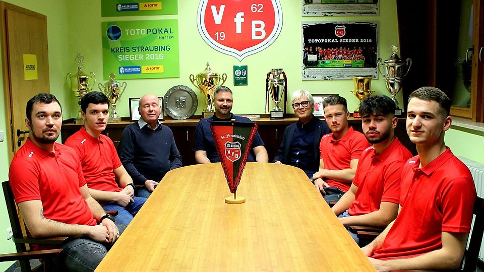 Sitzend von links nach rechts:  Valentin Gazilj, Luka Jovanovic, Manfred Schötz (1.Vorsitzender), Tobias Forster (Sportlicher Leiter), Reinhard Dorner (1.Geschäftsführer), Moritz Metzner, Atakan Sönmez, Florian Pegorretti