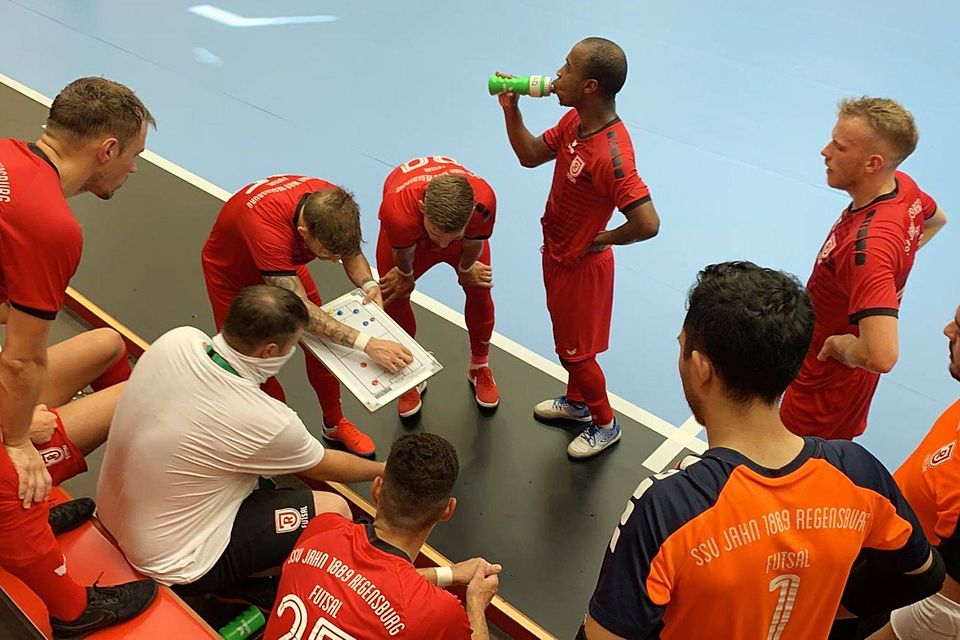 Die Taktik funktionierte erst im Endspiel nicht mehr: Die Futsaler des SSV Jahn 1889 kommen als deutscher Vizemeister aus Duisburg zurück. Foto: Oliver Vogel