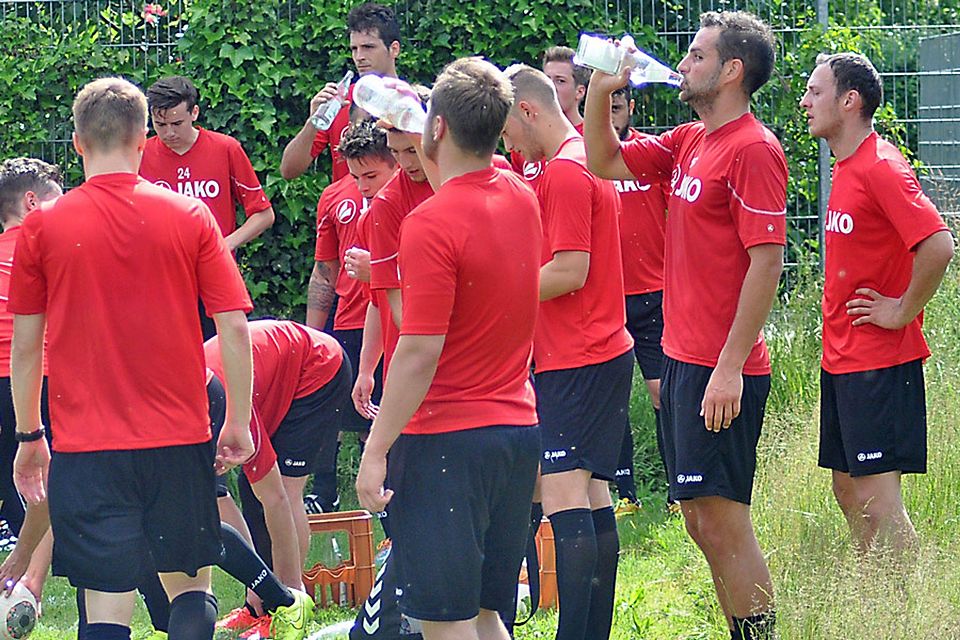 Viel trinken war beim Trainingsauftakt des TSV Gersthofen angesagt. Das galt auch für die beiden Neuzugänge Michal Korenik und Ferkan Secgin (von rechts).  Foto: oli