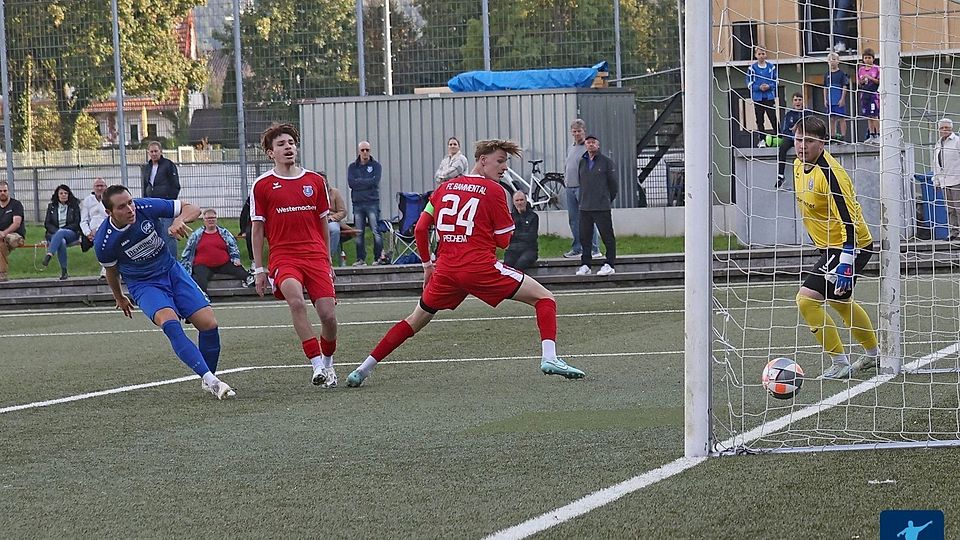 Auf Kunstrasen dürfen die Kirchardter (blau) nur auswärts einlochen.