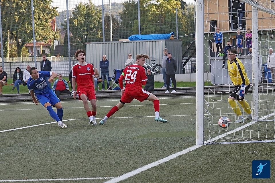 Auf Kunstrasen dürfen die Kirchardter (blau) nur auswärts einlochen. Auf Kunstrasen dürfen die Kirchardter (blau) nur auswärts einlochen.