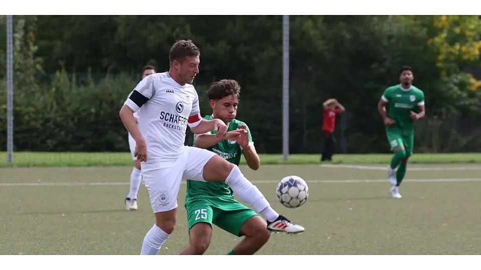 Sascha Krellig (l.) vom VfL Biedenkopf ist einen Tick schneller als Theodor Dietrich vom VfB Wetter. © Jens Schmidt