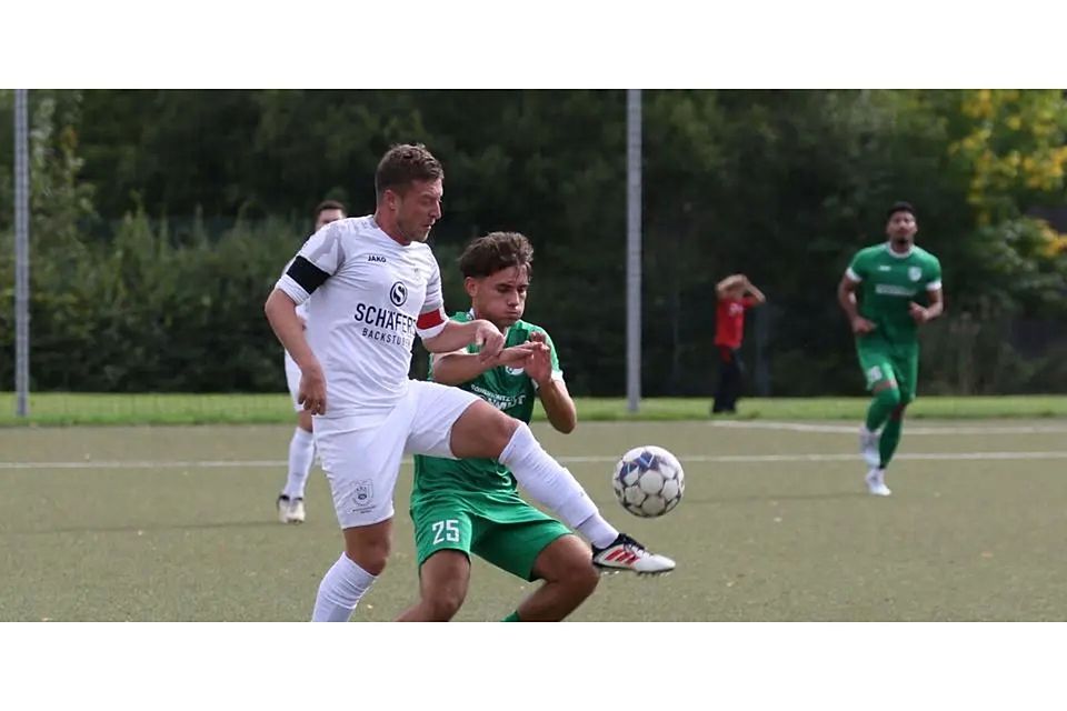 Sascha Krellig (l.) vom VfL Biedenkopf ist einen Tick schneller als Theodor Dietrich vom VfB Wetter. © Jens Schmidt