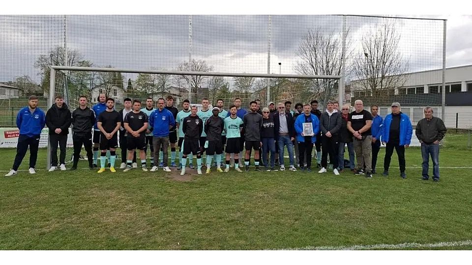 Fans, Spieler und Verantwortliche des TSV Albshausen trauern um einen verstorbenen Anhänger. © TSV Albshausen