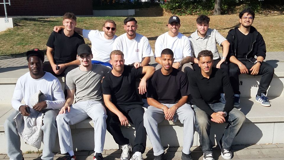 Die Spieler des FC Bosporus beobachten die Konkurrenz.