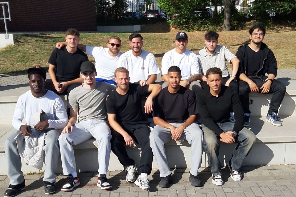 Die Spieler des FC Bosporus beobachten die Konkurrenz.