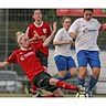 Der TuRa Niederhöchstadt (in rot) kann sich in der Relegation nicht gegen die FSG Nauheim/Königstädten durchsetzen. F: Dominik Claus