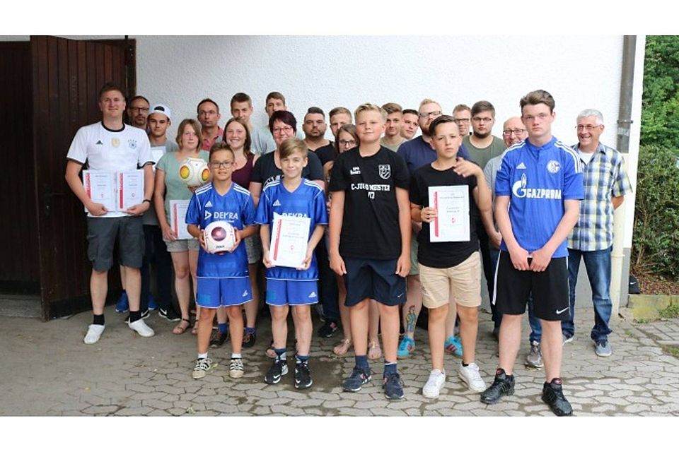 22 Meister und Pokalsieger im Fußball- Jugendbereich des Kreises Olpe wurden jetzt ausgezeichnet. Foto: leem