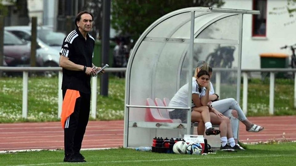 Fand zur Pause die richtigen Worte für sein Team -  Trainer Samir Merdanovic