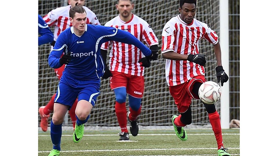 Auf und davon: SG-Akteur Majid Aziz Oumar (r.) macht sich mit dem Ball auf dem Weg Richtung gegnerisches Tor, Medenbachs André Lehr (l.) will seinen Gegner aber nicht ziehen lassen. 	Foto: rscp / Corinna Seibert