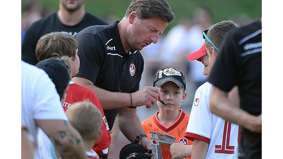 Begehrte Unterschrift: Auch in Bad Kreuznach wird FCK-Coach Kosta Runjaic die Wünsche der jungen Autogrammjäger erfüllen.