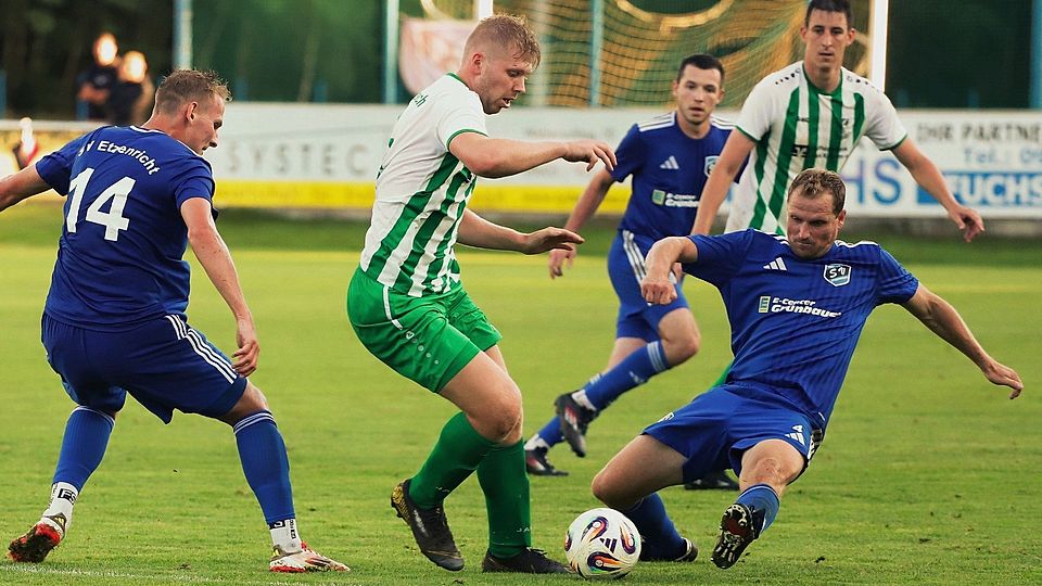 Gut zu tun hatte Etzenrichts Spielertrainer Andy Wendl (rechts) am Dienstag gegen den TSV Bad Abbach in seiner zentralen Abwehrposition. Das wird sich am Samstag in Landshut nicht gravierend ändern.