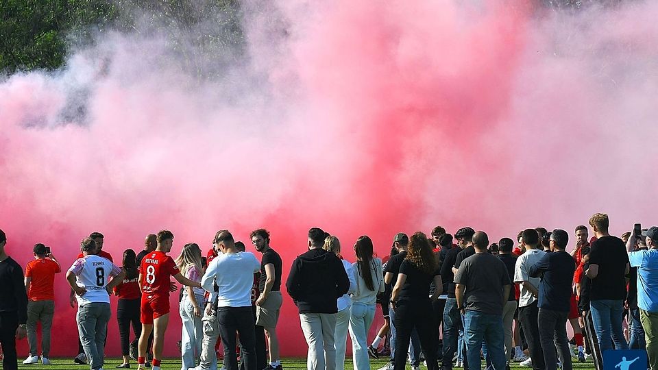Nach dem Abpfiff versank der Wittlicher Bürgerwehr in roten und weißen Rauchschwaden
