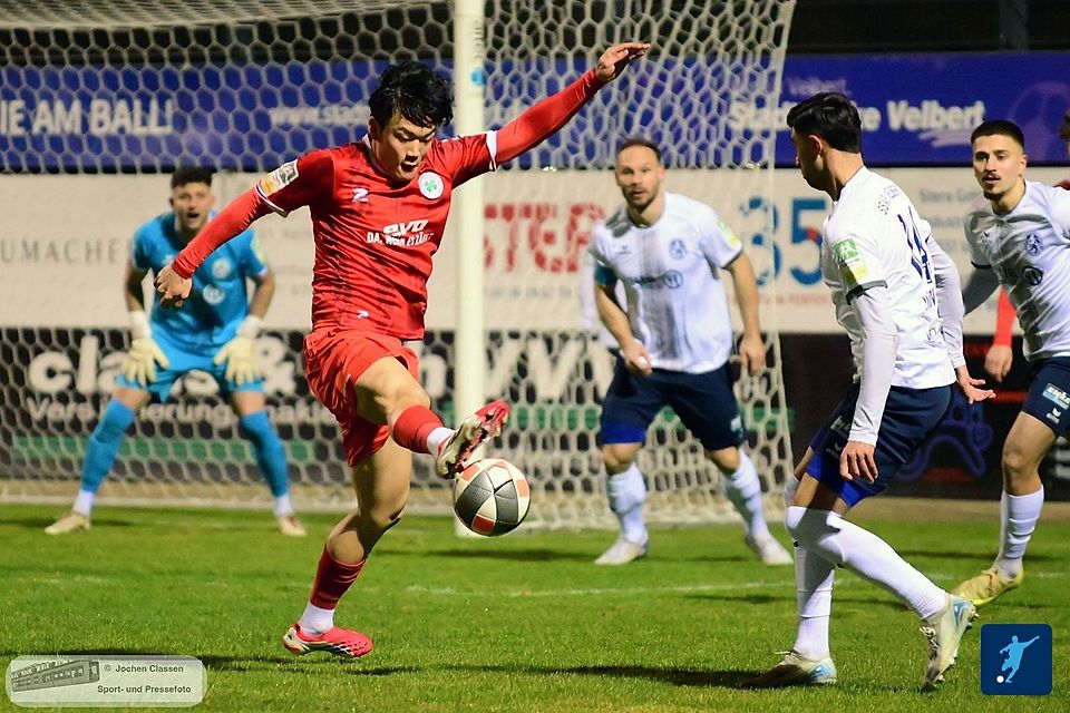Hong (am Ball) war der übliche Aktivposten und verbuchte selbst das 2:0.