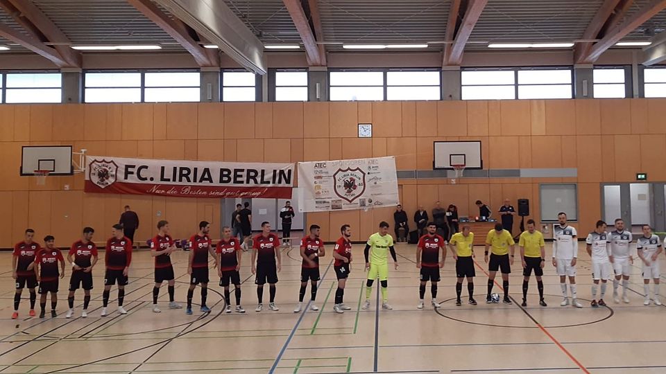 Aufstellung der beiden Kontrahenten vor dem Beginn der Partie in der Futsal-Bundesliga.