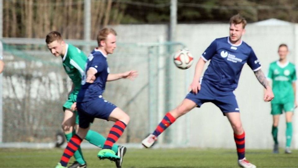 Die Kicker des FSV Lauta (in blauen Trikots) wachten im Kreisliga-Match beim Hoyerswerdaer FC viel zu spät auf und konnten einen 0:4-Pausenrückstand nur noch ein wenig aufhübschen - die Punkte blieben aber beim Gastgeber. F: Werner Müller