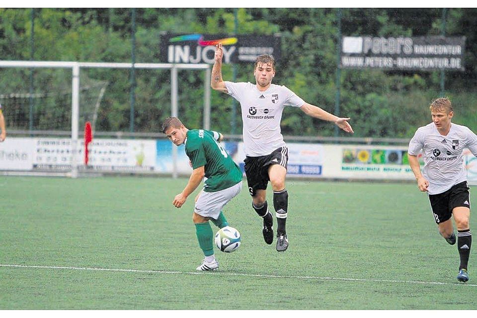 Wiehls Max Jeschonnek (hier gegen Merten) sah in der Nachspielzeit Gelb-Rot., Foto: Giesen