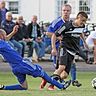 Oftmals hart attackiert: Die Gollmitzer Ronny Lehmann (l.) und Danny Schulz versuchen, Blau-Weiß-Spieler Rafal Gnap zu stoppen. Insgesamt lieferten sich die Landesklasse-Kontrahenten lange Zeit ein Duell auf Augenhöhe. © Carola Voigt