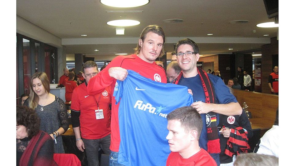 Freut sich über ein FuPa-Shirt: Eintracht-Stürmer Alex Meier mit FuPa-Redaktionsleiter Olaf Streubig. Foto: Sebastian Schäfer