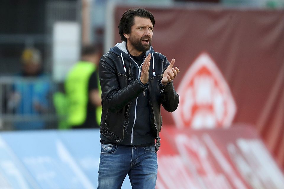 Peter Hyballa, hier noch im Dienste des damaligen Drittligisten Türkgücü München, leitete eine Trainingseinheit beim Bezirksligisten Schwarz-Weiß Köln