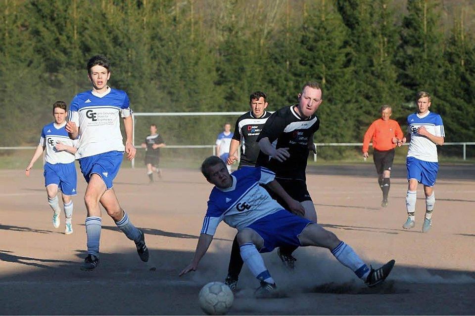 Trotz Körpereinsatzes kann Sportfreunde-Spieler David Mauel (vorne) Ländchens Jan Hofmann nicht am Torschuss hindern., Foto: Küpper