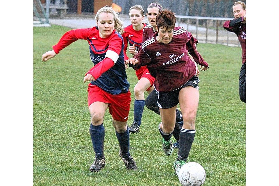 Annika Finnern-Sliwinski (re., hier gegen Zarpens Kapitän Stefanie Storm) erzielte beide Tore für die SG Wilstermarsch. Foto: oj