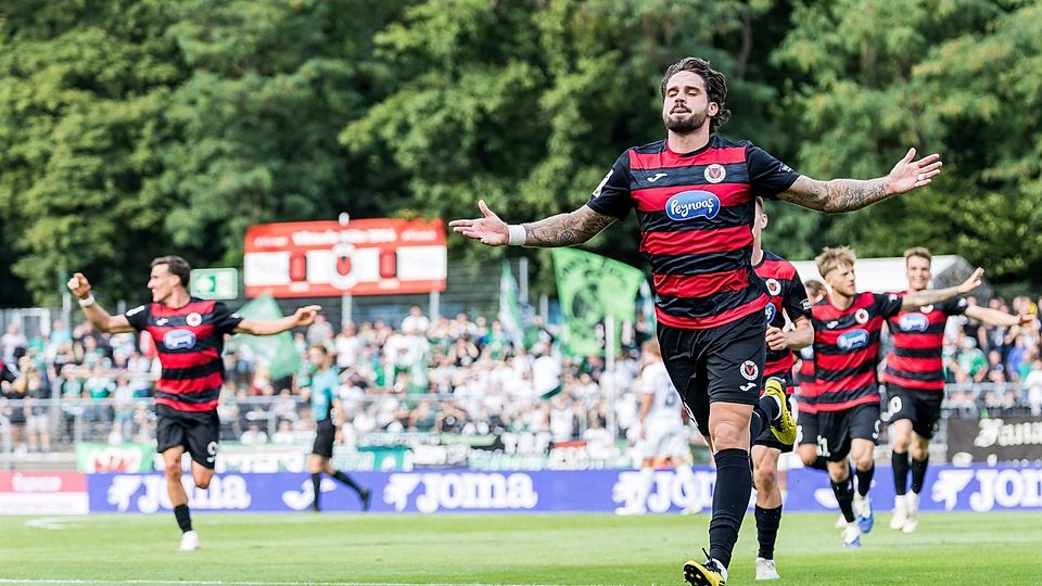 Trotz zahlreich mitgereister Anhänger - im Hintergrund gut erkennbar - konnten die Schweinfurter aus Köln nichts mitnehmen. In dieser Szene erzielte Lex Tyger Lobinger gerade das 1:0 für die Hausherren. 