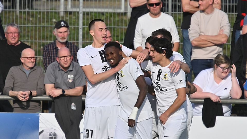 Torschützen unter sich: Chris Envie Filipe (Zweiter von links) jubelt mit Stanislav Stepanchenko (traf später zum 3:0) über seinen Treffer zum 1:0. 
