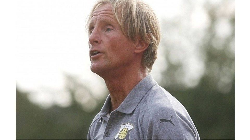 Roger Reitschmidt, Trainer des FSV Fernwald,  kann mit den letzten Spielergebnissen zufrieden sein, hat aber am Dienstag einige Personalsorgen.	Foto: Ben