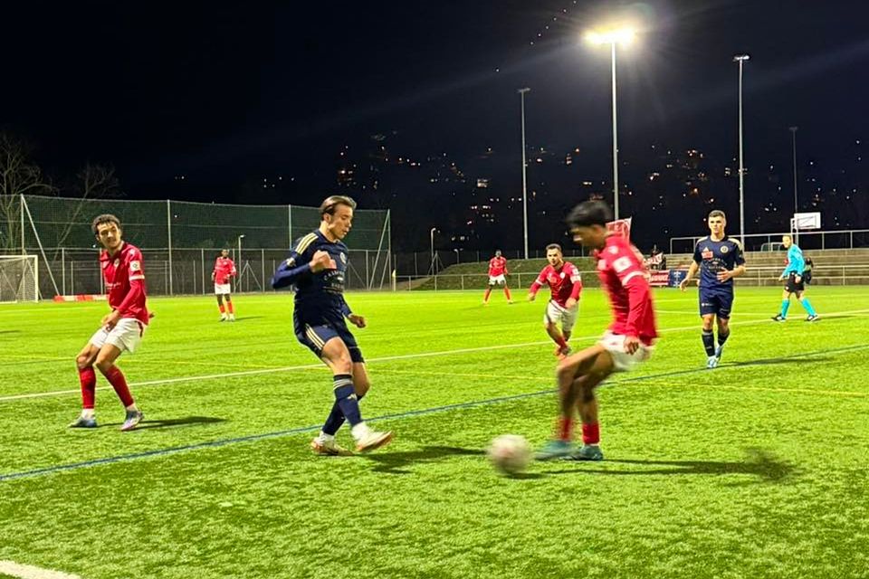 Im fünften Spiel nach der Winterpause gelang dem FC Dietikon (rot) gegen Collina d'Oro endlich der erste Sieg.