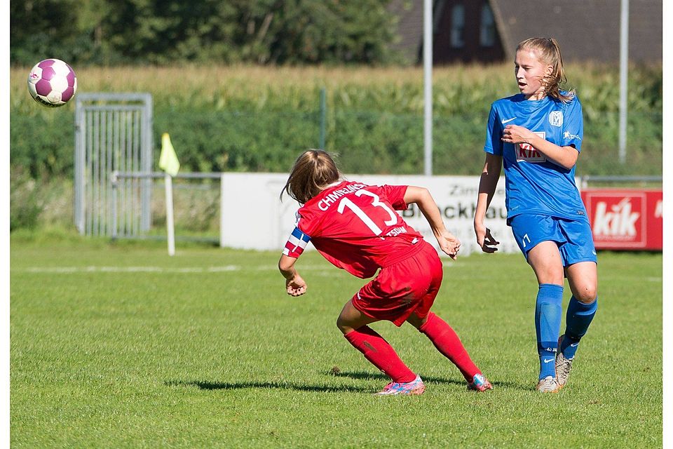 Zum ersten Auswärtsspiel treten die B-Juniorinnen des SV Meppen Sonntag in Jena an.  Nina Rolfes  leitete zuletzt per Freistoß den Ausgleich einen Treffer gegen Potsdam ein. Foto: Doris Leißing