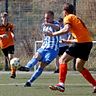 An die Leistungsgrenze mussten die Ginsheimer VfB-Fußballer (in der Mitte Justin Daum) gehen, um den TSV Goddelau (hinten Nick Leon Schuchmann, rechts Lennart Bahrenberg) besiegen zu können.	Foto: Andre Dziemballa