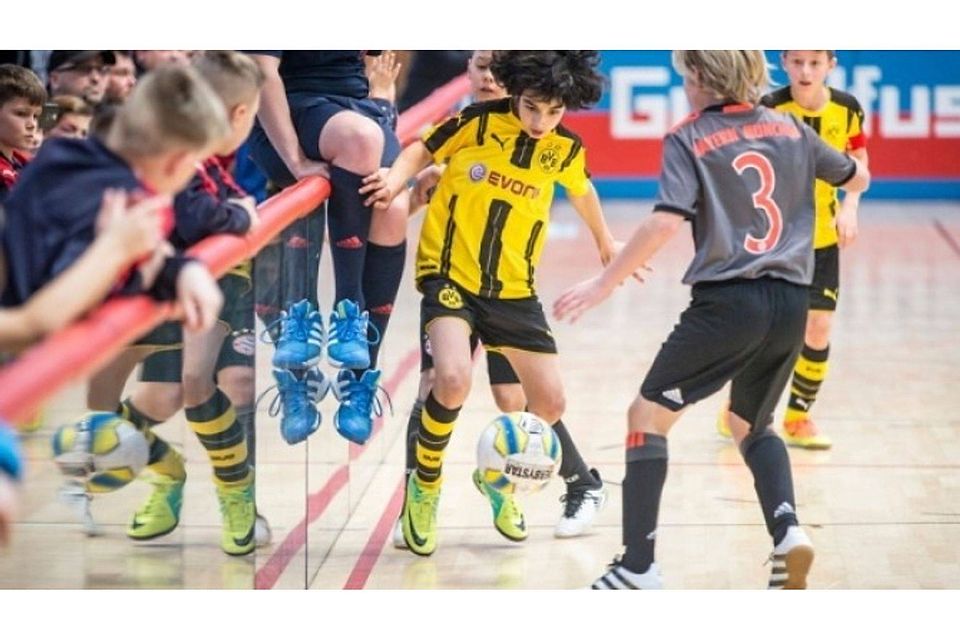 Da müssen die Großen auch schon einmal weichen, wenn die kleinen Fußball-Talente in der Brühlhalle zaubern.  © Foto: Matthias Kessler
