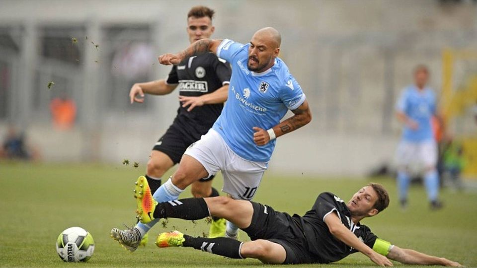 Voller Einsatz. Defensiv Spezialist Hofstetter (r.u.) will gegen Sechzig die Null halten FOTO: MIS
