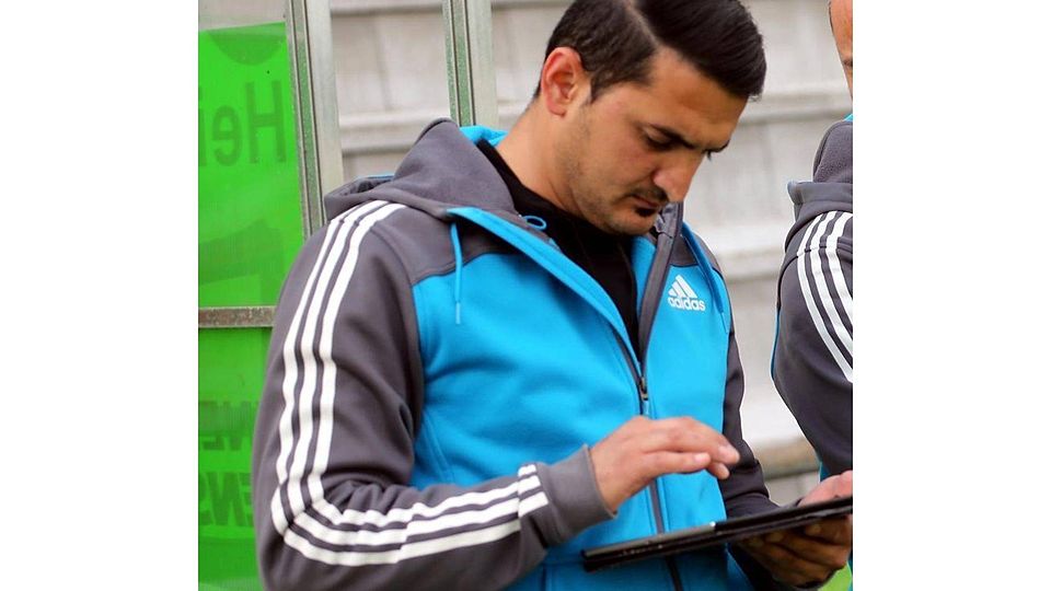 Daniel Budak studiert seine Einwechselmöglichkeiten. Der Co-Trainer des Göpinger Sportvereins findet die Regeländerungen gut.