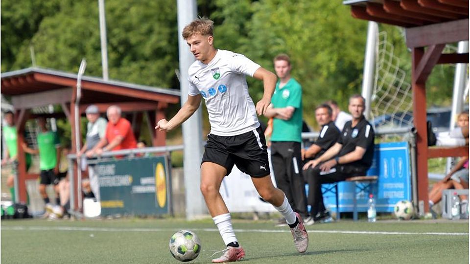Jung, dynamisch und erfolgreich: Aufsteiger FC Starkenburgia Heppenheim (am Ball Fynn Langer) hat sich in der Fußball-Kreisoberliga Bergstraße häuslich eingerichtet.	Foto: Dagmar Jährling