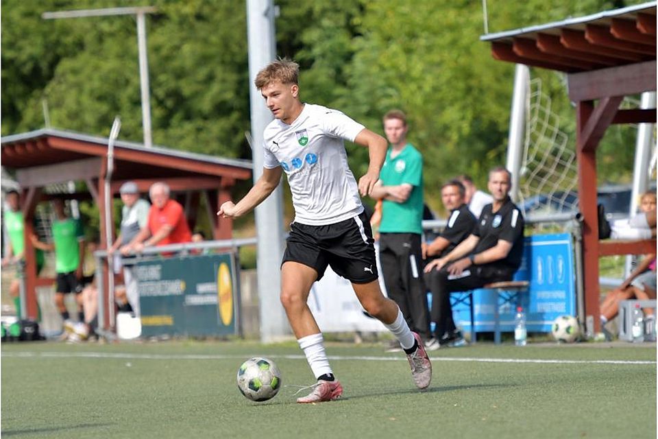 Jung, dynamisch und erfolgreich: Aufsteiger FC Starkenburgia Heppenheim (am Ball Fynn Langer) hat sich in der Fußball-Kreisoberliga Bergstraße häuslich eingerichtet.	Foto: Dagmar Jährling