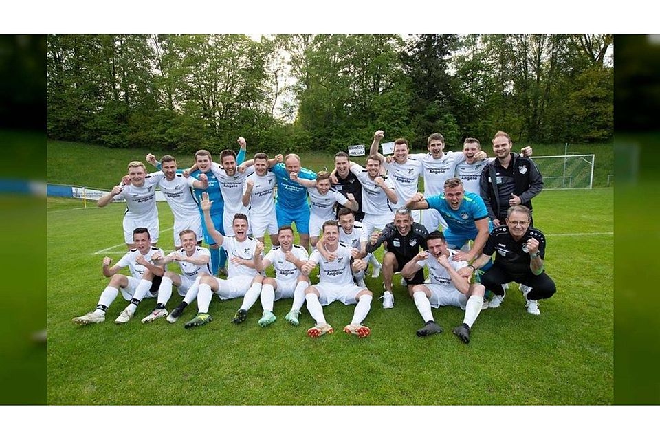 Hinter den Fußballern des SV Mietingen liegt die perfekte Saison. Sie sicherten sich sowohl Meisterschaft als auch Pokal. Foto: Volker Strohmaier