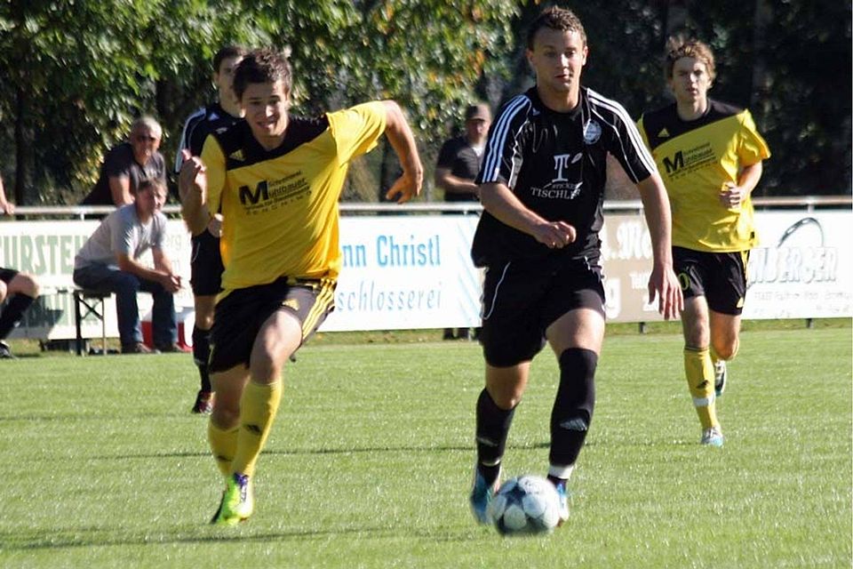 DIe Seiten tauschen wird Andreas Lohmer (r.), der in diesem Bild noch für die SG Chambtal spielt, ab der neuen Saison aber für den FC Ränkam auflaufen wird. F: Christian Groitl