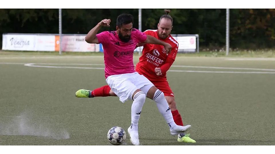 Schlagen dich die Biedenkopfer Reservisten um Jan Marek Cegledi (rechts) gegen Ferhat Kocs Vatanspor auswärts besser, als beim 1:4 im Hinspiel? © Jens Schmidt