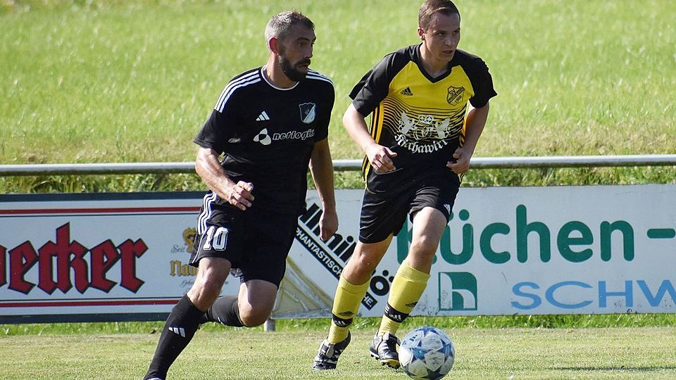 Tobias Graßler (links) coacht nach der Winterpause den FV Vilseck.