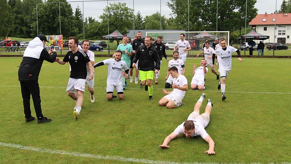 Fußball; Saison 2024/25; Kreisliga, Relegation; Spieler des TSV Burggen/Bernbeuren feiern nach dem Heimsige gegen den SV Hohenfurch am 7. Juni 2025 den Aufstieg in die Kreisliga