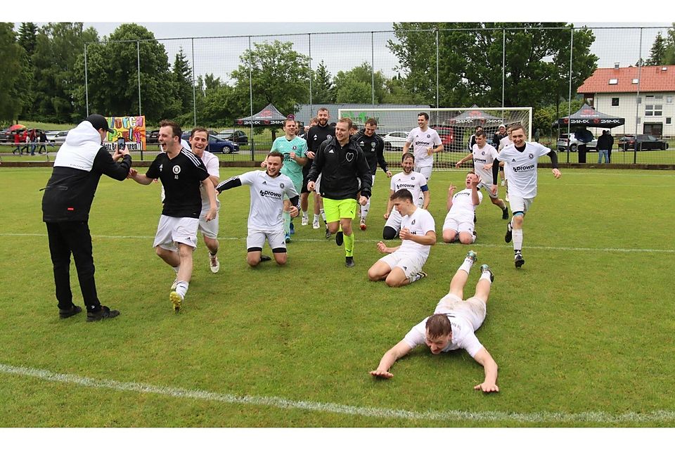 Fußball; Saison 2024/25; Kreisliga, Relegation; Spieler des TSV Burggen/Bernbeuren feiern nach dem Heimsige gegen den SV Hohenfurch am 7. Juni 2025 den Aufstieg in die Kreisliga Fußball; Saison 2024/25; Kreisliga, Relegation; Spieler des TSV Burggen/Bernbeuren feiern nach dem Heimsige gegen den SV Hohenfurch am 7. Juni 2025 den Aufstieg in die Kreisliga