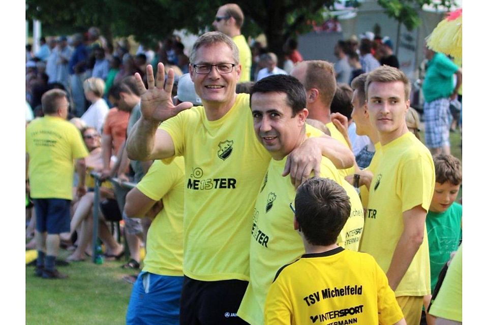 Trainer Marius Constantinescu (Mitte, dunkle Haare) gelingt mit Michelfeld die Meisterschaft in der A1. Der TSV spielt damit ab August in der Bezirksliga.
